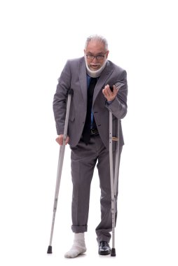 Eski erkek patron araba kazasından sonra beyazda izole edilmiş.