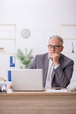 Ofiste çalışan eski bir çalışan.