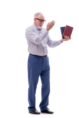 Yaşlı erkek patron beyaz kitaplarla izole edilmiş kitapları tutuyor.