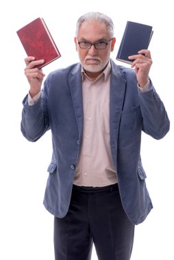 Yaşlı erkek öğretmen beyaz üzerine kitap tutuyor.