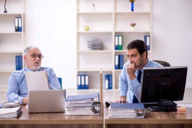 Ofiste çalışan iki meslektaşım.