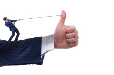 İş adamı onay konseptinde ip çekiyor.