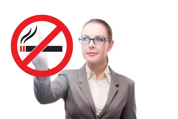 禁煙ロゴによる禁煙コンセプト — ストック写真
