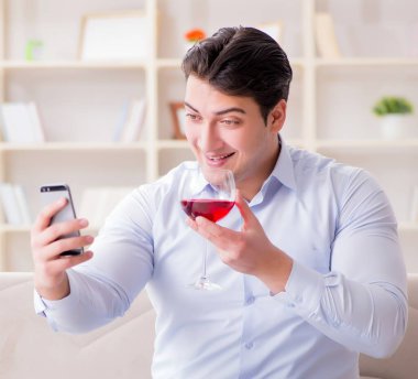 Genç adam cep telefonundan sevgilisiyle konuşuyor.