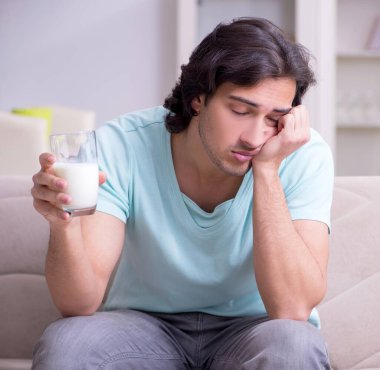 Alerjisi olan genç adam.