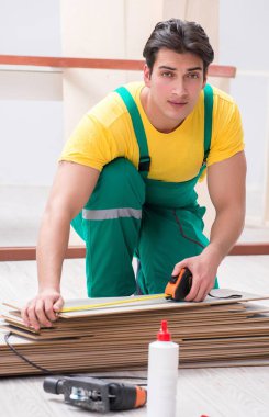 Müteahhit ahşap döşemede çalışıyor.