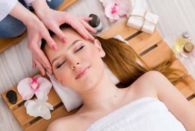 Salondaki spa prosedürü sırasında genç bir kadın.
