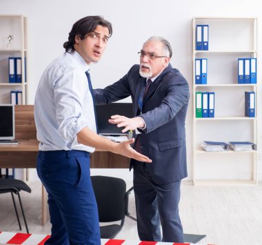 Adli tabip ofisteki hırsızlığı araştırıyor.