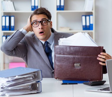 Eve götürmek için çok uğraşan bir çalışan.