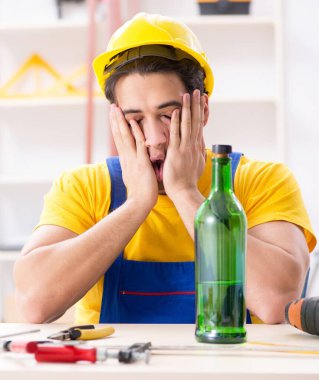 Atölyede çalışan sarhoş mühendis.