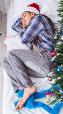 Yılbaşı partisinden sonra akşamdan kalma olan adam.