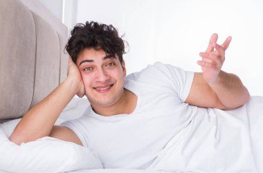 Yatakta uykusuzluk çeken adam.