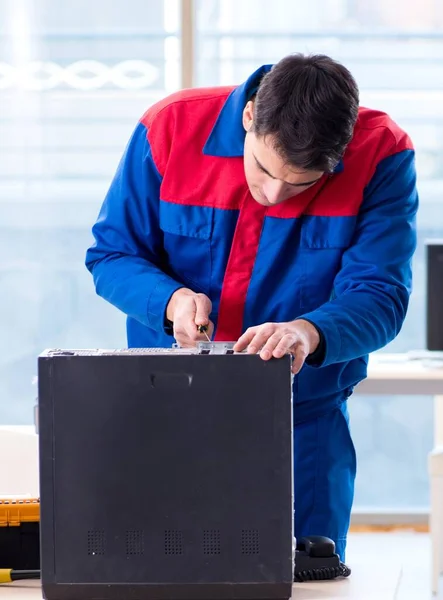 Bilgisayar tamir uzmanı bilgisayar masaüstünü onarıyor