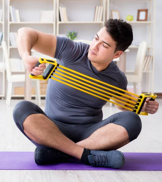 Junger Mann Trainiert Hause Mit Sport Und Gesundem Lebensstil — Stockfoto