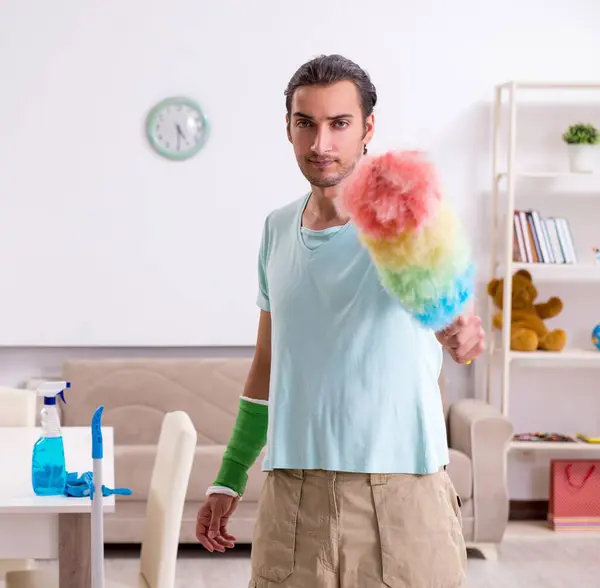 Young Injured Man Cleaning House — Stock Photo, Image