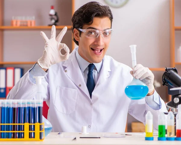 Jonge Knappe Biochemicus Die Het Lab Werkt — Stockfoto