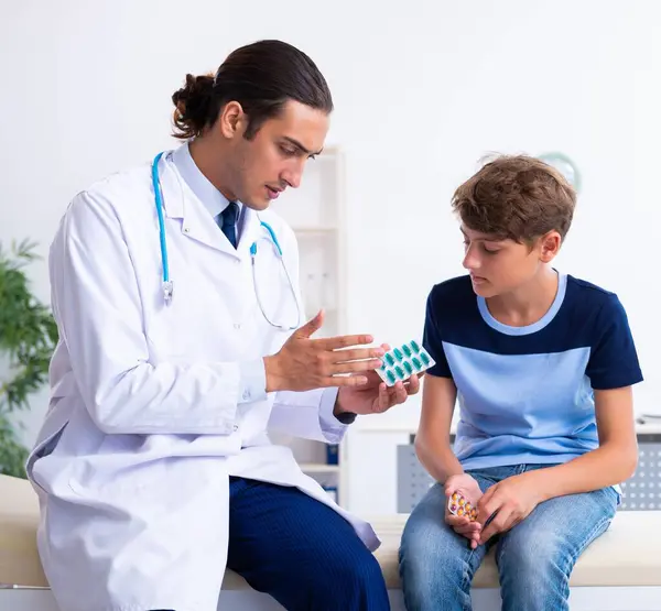 Der Junge Arzt Untersucht Den Jungen Der Klinik — Stockfoto