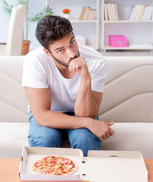 Homem Comendo Pizza Tendo Takeaway Casa Relaxante Descansando — Fotografia de Stock