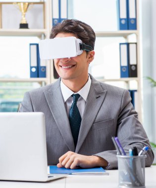Sanal gerçeklik gözlüklü iş adamı ofiste.