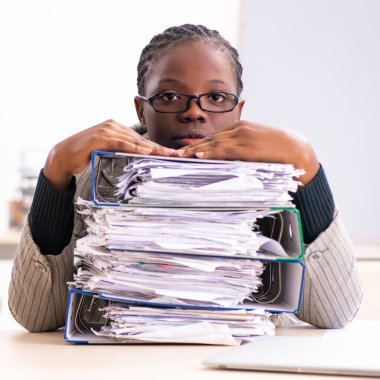 Siyahi kadın çalışan aşırı işten memnun değil.