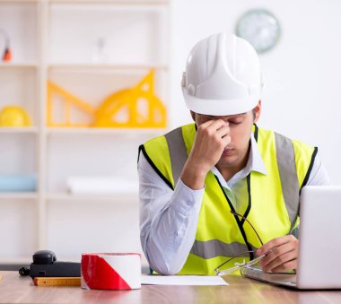 Ofiste çalışan genç erkek mimar.