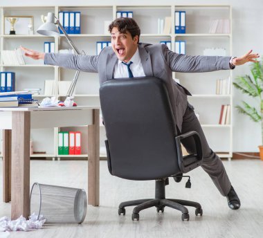 İş adamı işte ara verirken eğleniyor.