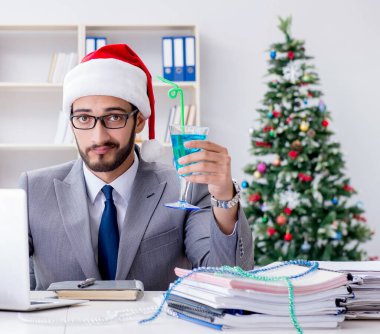 Genç işadamı Noel 'i ofiste kutluyor.