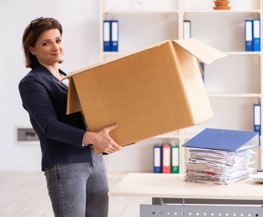 Orta yaşlı kadın çalışanın işinden kovulması.