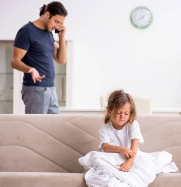 Baba hasta kızına bakıyor.