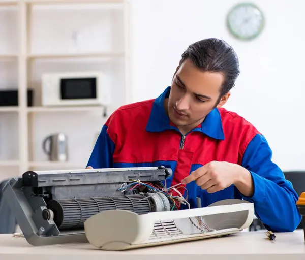 Den Unge Reparatören Som Reparerar Luftkonditioneringen Garanticentret — Stockfoto