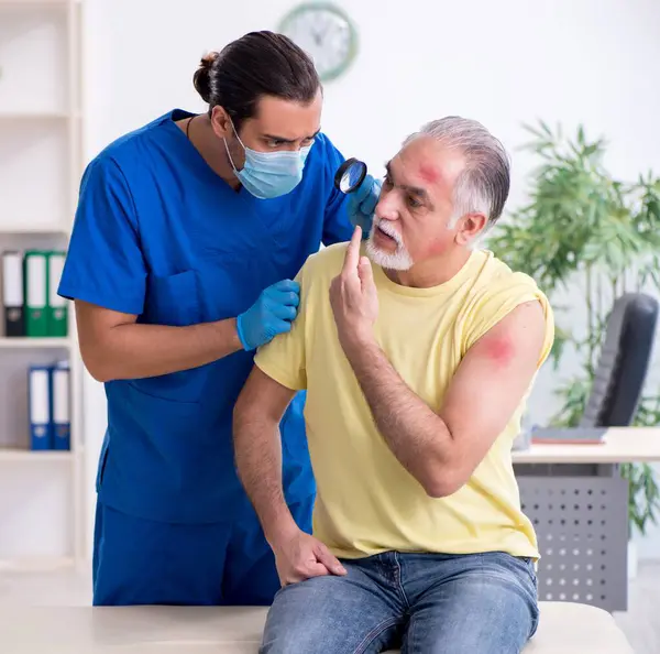 Injured Old Man Visiting Male Doctor Traumatologist — Stock Photo, Image