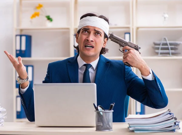 Head Injured Male Employee Working Office — Stock Photo, Image