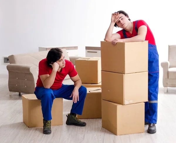 Two Young Contractor Employees Moving Personal Belongings — Stock Photo, Image