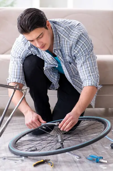 Den Unge Mannen Som Reparerar Cykeln Hemma — Stockfoto