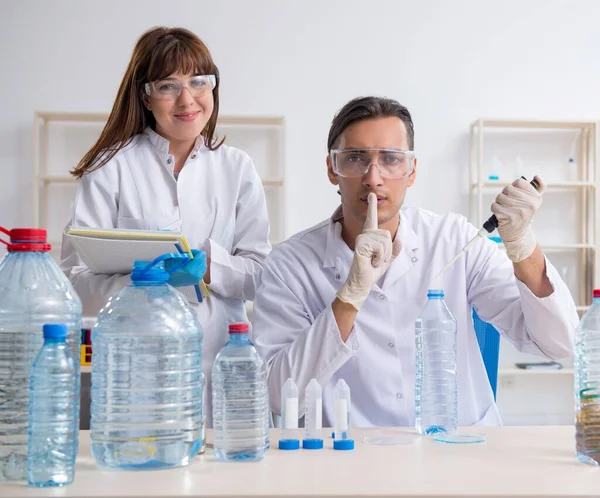 Dva Chemici Pracující Laboratoři — Stock fotografie
