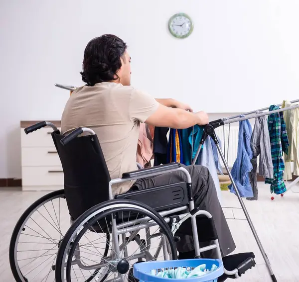 Tekerlekli Sandalyedeki Genç Adam Evde Ütü Yapıyor — Stok fotoğraf