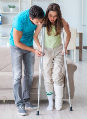 Koca adam yaralı karısına destek oluyor.