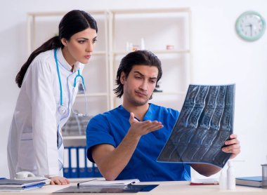 Klinikte çalışan iki genç doktor.