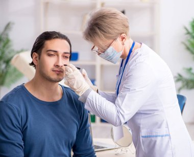 Genç hasta hastanede doktoru ziyaret ediyor.