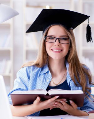 Evde sınava hazırlanan genç kız öğrenci.