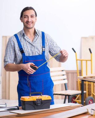 İçeride çalışan genç erkek marangoz.