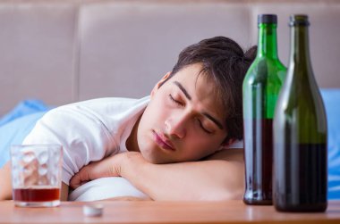 Yatakta içen alkolik adam depresyona giriyor.