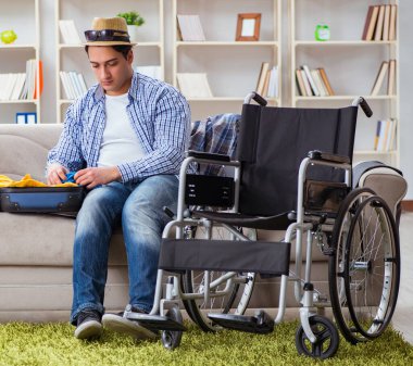 Genç engelli adam yaz tatiline hazırlanıyor.