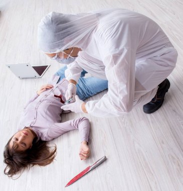 Olay yeri inceleme kadın cinayetini araştırıyor.