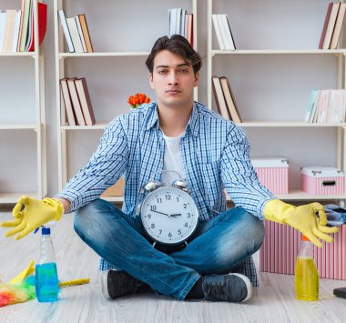 Evini temizleyen adam.