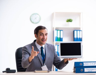 Ofiste çalışan genç muhasebeci.