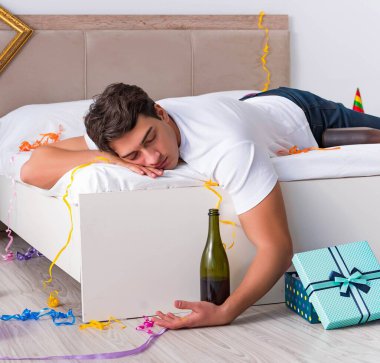 Yoğun bir Noel 'den sonra evde parti veren adam.