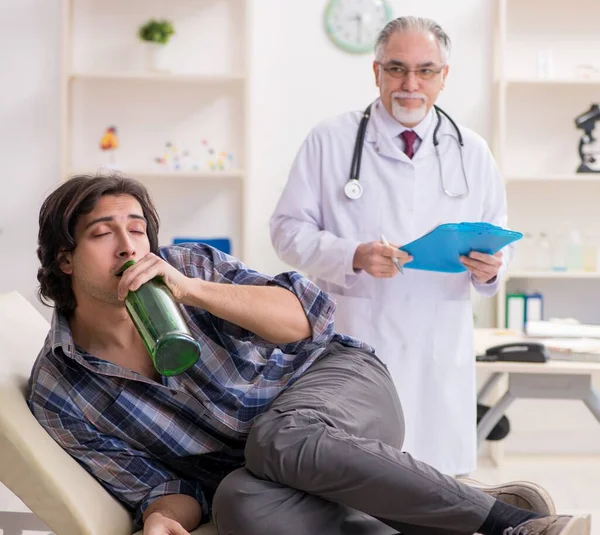 Genç Alkolik Erkek Yaşlı Doktoru Ziyaret Ediyor — Stok fotoğraf