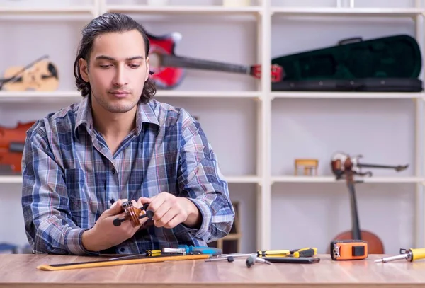 Der Junge Gutaussehende Reparateur Der Geige Repariert — Stockfoto