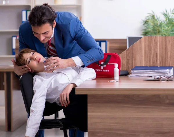 Employee Receiving First Aid Office — Stock Photo, Image